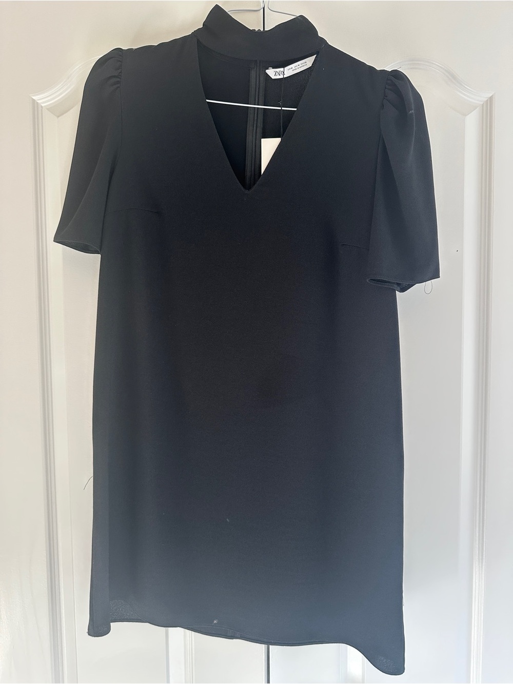 Elegant Black Shift Dress with Keyhole Neck